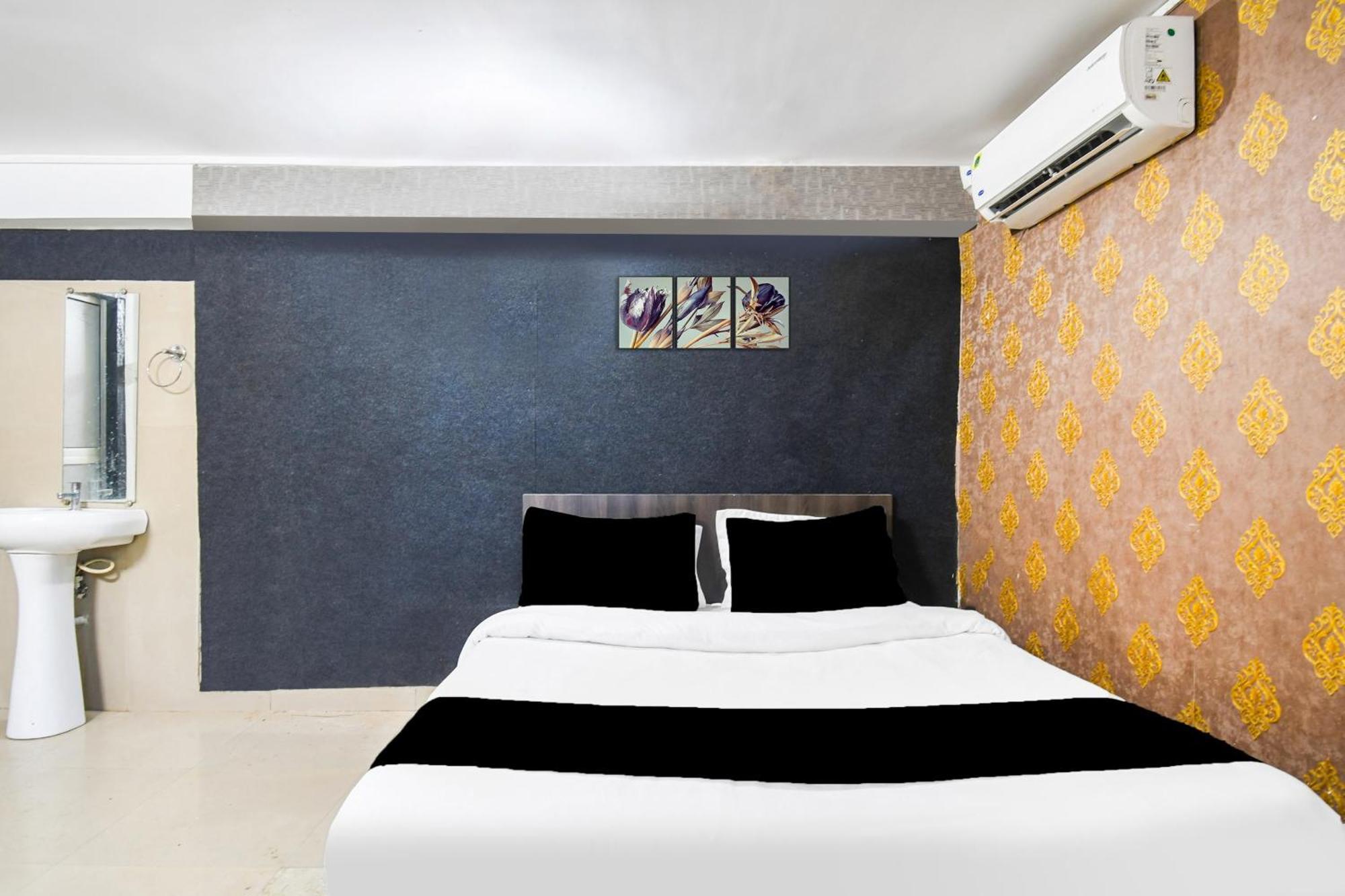 โอโย 60656 โฟร์ ฟ็อกซ์ สวีท Hotel Panchanai ภายนอก รูปภาพ