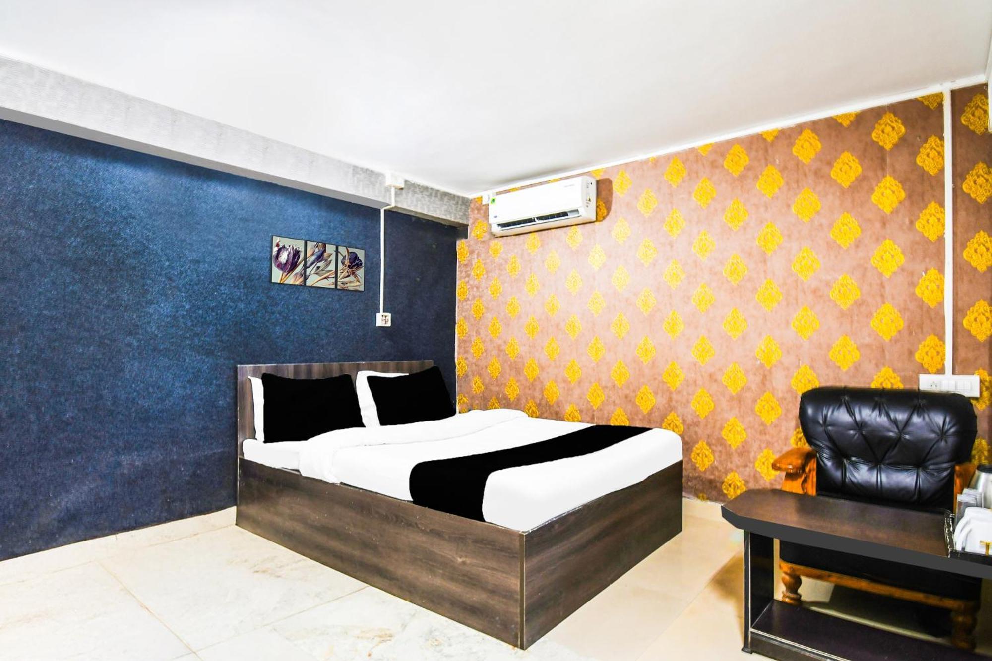 โอโย 60656 โฟร์ ฟ็อกซ์ สวีท Hotel Panchanai ภายนอก รูปภาพ