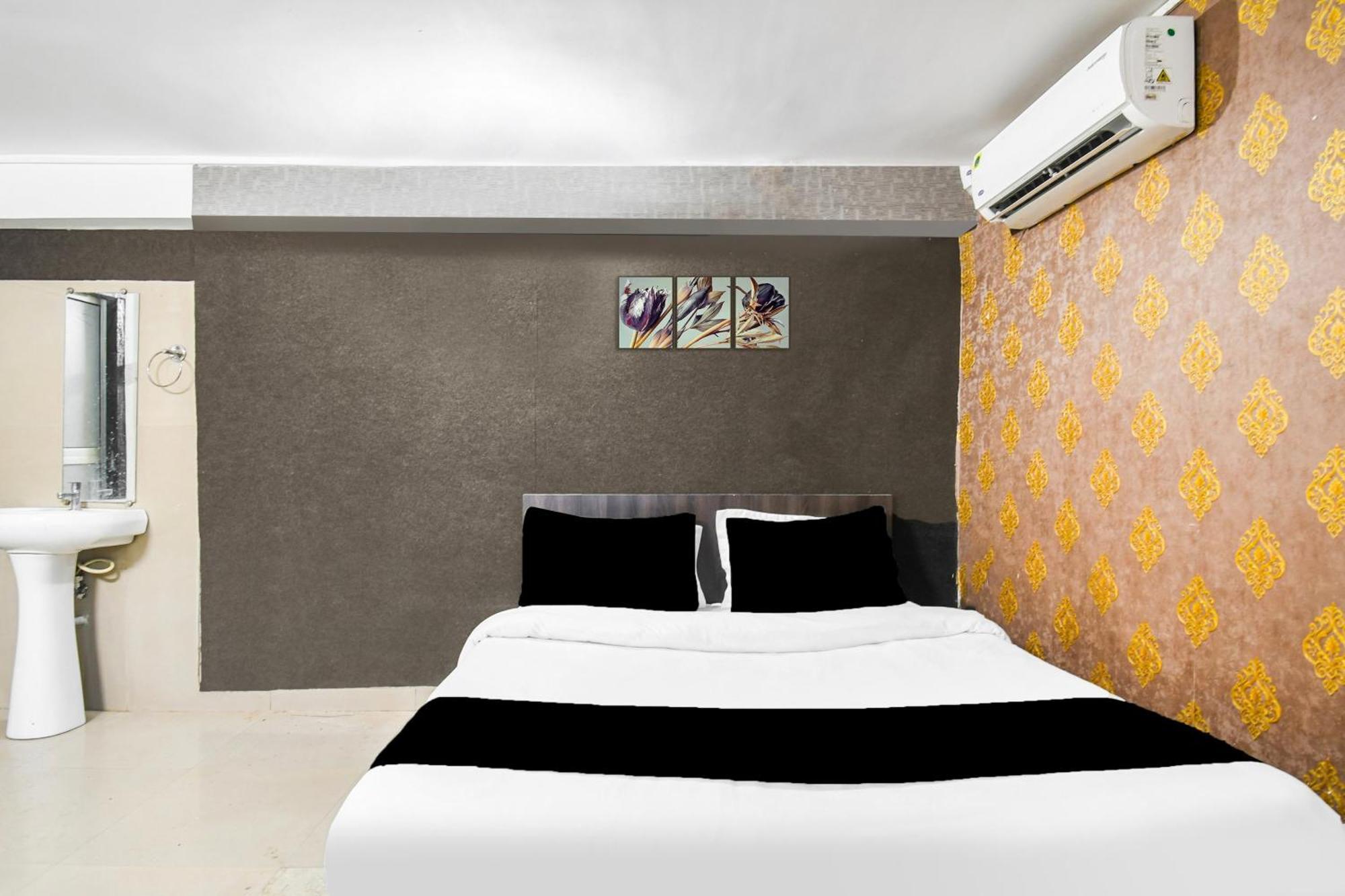 โอโย 60656 โฟร์ ฟ็อกซ์ สวีท Hotel Panchanai ภายนอก รูปภาพ