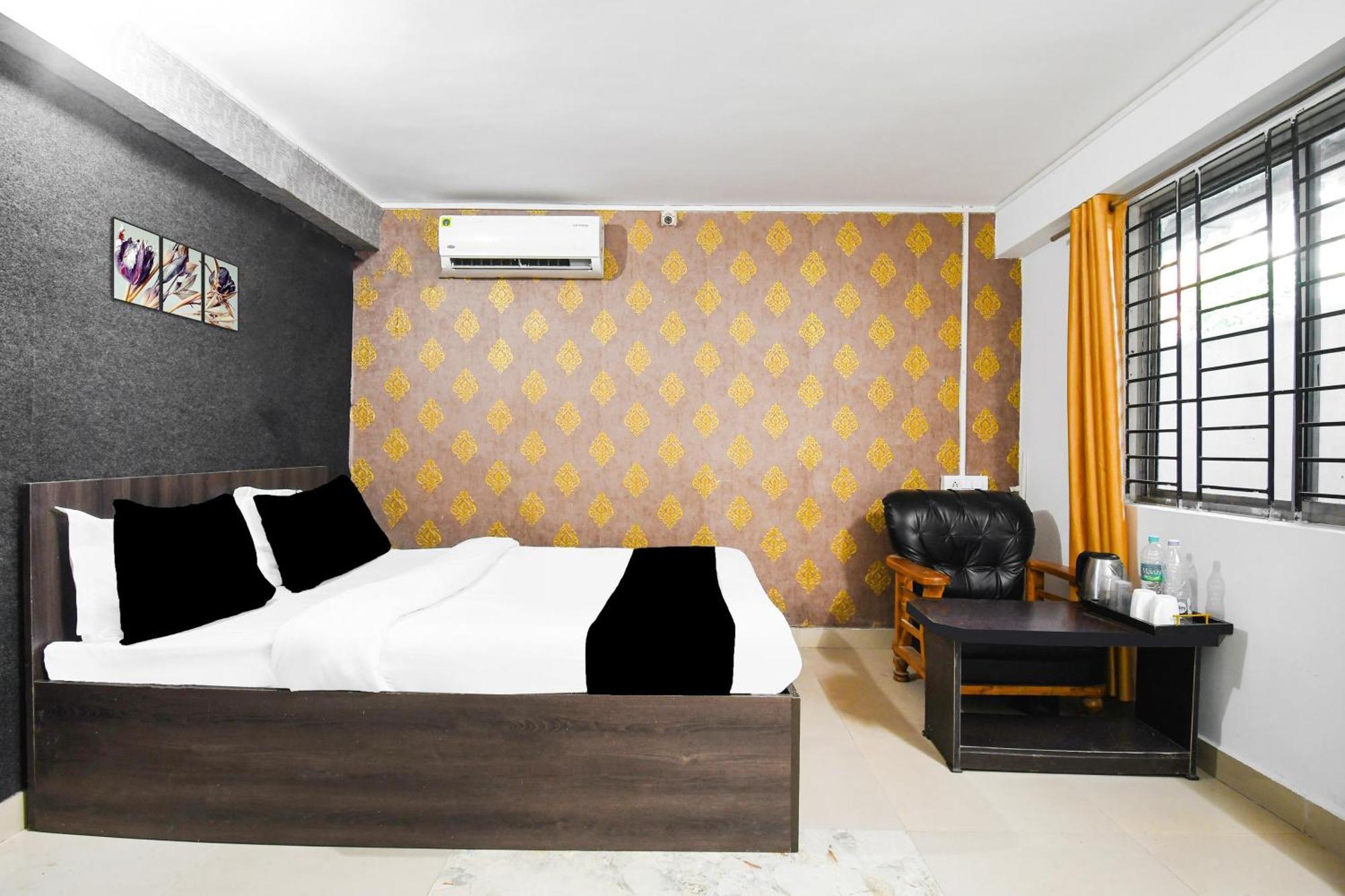 โอโย 60656 โฟร์ ฟ็อกซ์ สวีท Hotel Panchanai ภายนอก รูปภาพ